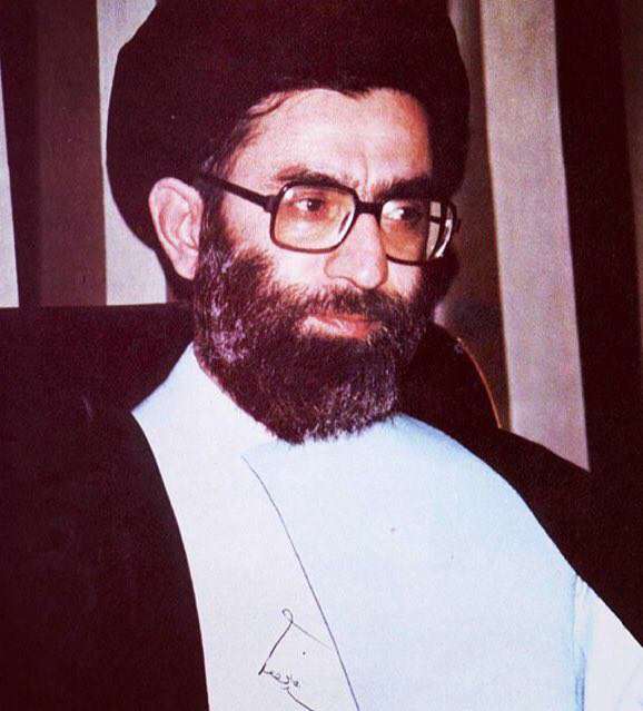 عکسی از حضرت آیت الله خامنه ای در دوران ریاست جمهوری که به دست ایشان امضا شده است.